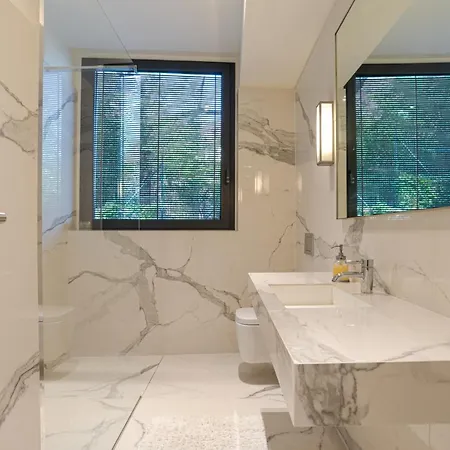 Apartament Lakefront Private Parking And Pool