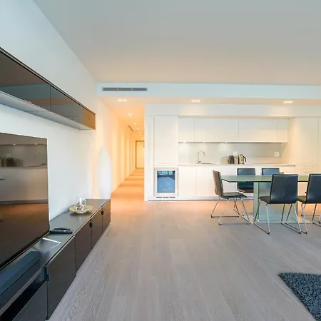 Lakefront Private Parking And Pool Apartment