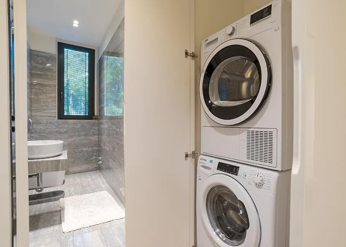 Lakefront Private Parking And Pool